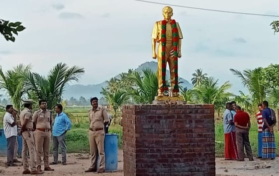 ஸ்ரீவில்லிபுத்தூர் அருகே  அனுமதியின்றி  இம்மானுவேல் சேகரன் சிலை வைத்ததால் பரபரப்பு