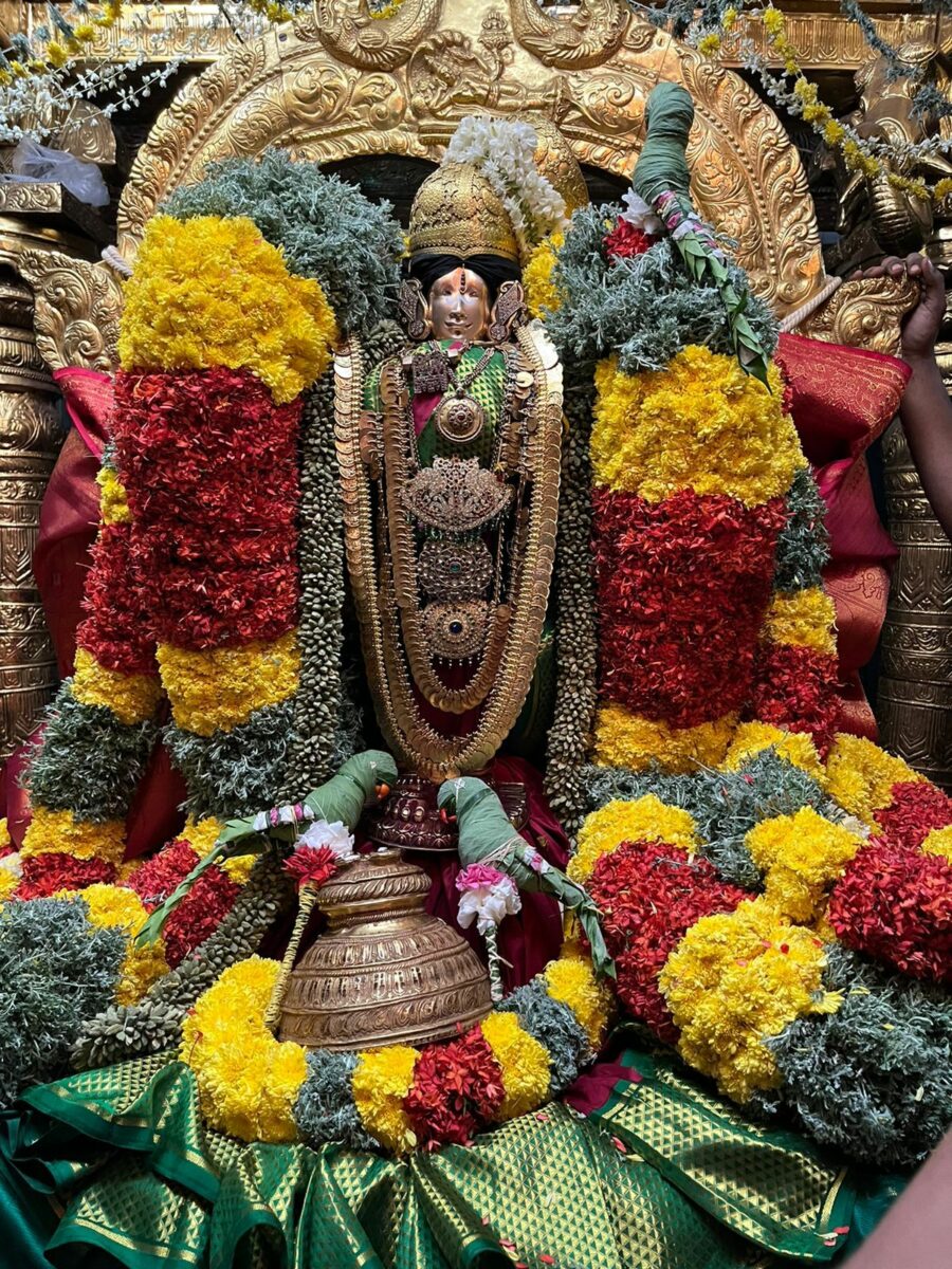 ஸ்ரீவில்லிபுத்தூர் ஆண்டாள் சூடி களைந்த மாலை கைக்கிளி பட்டு வஸ்திரம்  திருமலைக்கு  சென்றது.