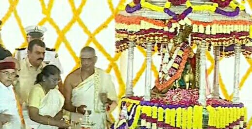 மைசூரு தசரா விழாவை துவக்கி வைத்தார் ஜனாதிபதி- சாமுண்டீஸ்வரி அம்மனுக்கு சிறப்பு பூஜை .. - Dhinasari Tamil