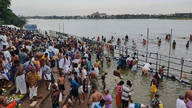 மகாளய அமாவாசை: திருச்சி ஸ்ரீரங்கம் திருவையாறு காவிரி ஆற்றில் புனித நீராடல்..