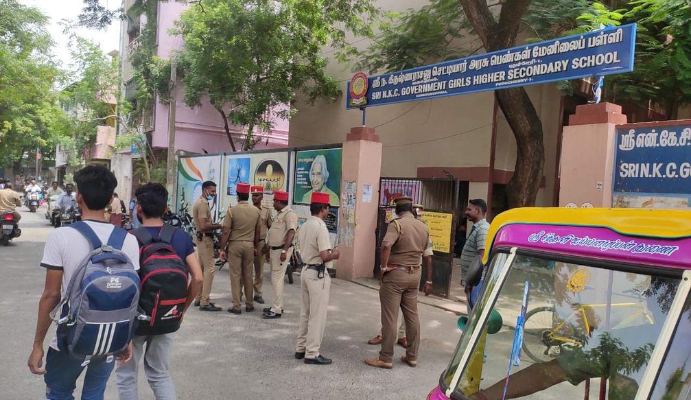 அரசுப் பள்ளி மாணவிகளிடையே மோதல்: 4 நாள்கள் பள்ளிக்கு விடுமுறை!