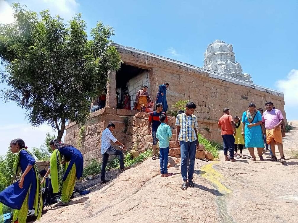 சங்ககிரி மலை  சென்னகேசவப் பெருமாள் கோயிலில் இன்று  சிறப்பு வழிபாடு..