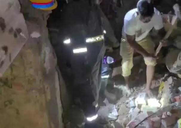 உ.பி-வீட்டின் மேற்கூரை இடிந்து விழுந்ததில் மூவர் பலி..