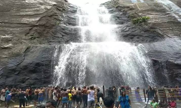 குற்றால அருவிகளில் கேரள சுற்றுலா பயணிகள்..