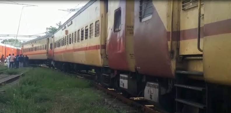 நெல்லை ரயில் நிலையத்தில் ரயில் தடம்புரண்டதால் பரபரப்பு..