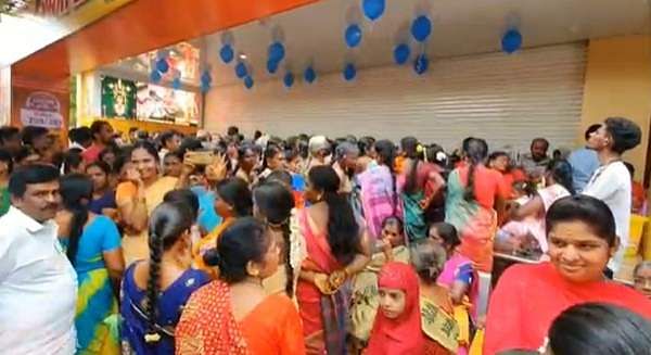 கிருஷ்ணகிரியில்  ஜவுளிக் கடையில் ஒரு ரூபாய்க்கு புடவை..