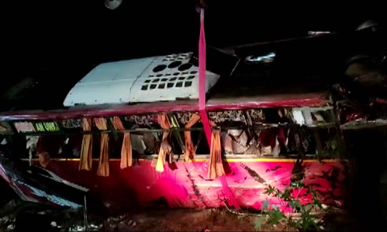 சுற்றுலா  சென்ற கேரள பள்ளிப் பேருந்து விபத்தில் சிக்கி 9 பேர் பலி.‌.