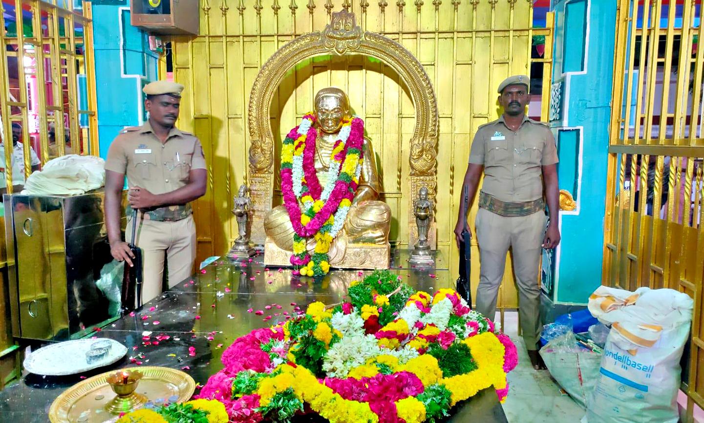 பசும்பொன் நினைவிடத்தில்   தேவர் சிலைக்கு தங்க கவசம்-  போலீஸ் பாதுகாப்பு..