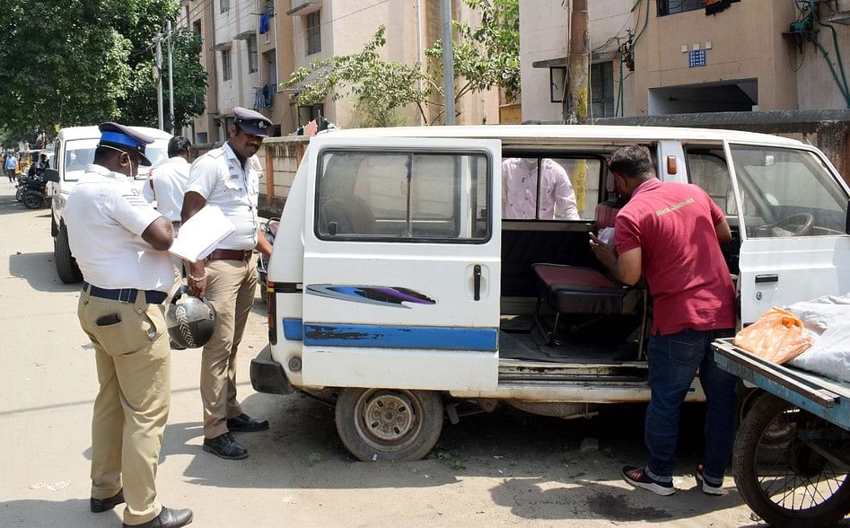 ஜமேஷா முபீன் வீட்டில் இருந்து 100 கிலோ வெடிபொருள்கள் போலீசார் பறிமுதல்.. - Dhinasari Tamil