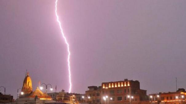 உ.பி-மழை மற்றும் மின்னல் தாக்கிய சம்பவத்தில் 3 நாளில் 23 பேர் பலி..