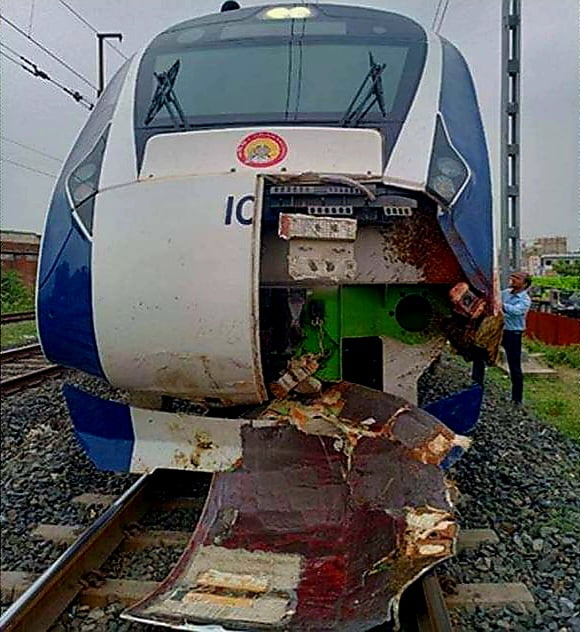 மாடுகள் மீது மோதி வந்தே பாரத் ரயில் விபத்து..
