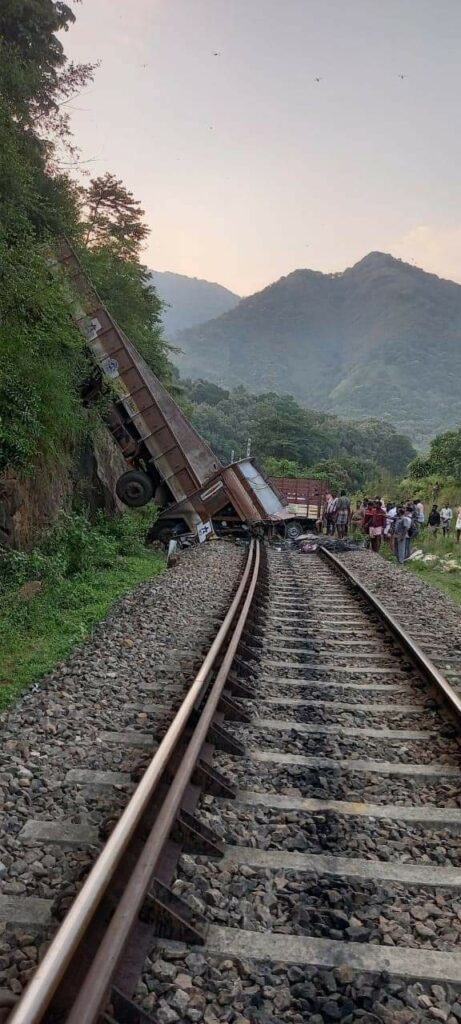 செங்கோட்டை அருகே மலையில் இருந்து சரக்கு லாரி கவிழ்ந்து தண்டவாளத்தில் விழுந்ததால் ரயில் போக்குவரத்து பாதிப்பு... - Dhinasari Tamil