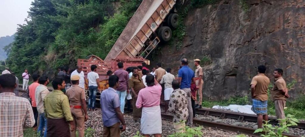 செங்கோட்டை அருகே மலையில் இருந்து சரக்கு லாரி கவிழ்ந்து தண்டவாளத்தில் விழுந்ததால் ரயில் போக்குவரத்து பாதிப்பு... - Dhinasari Tamil