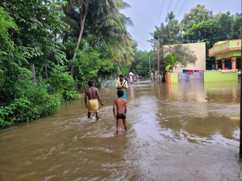 சீர்காழி அருகே கொள்ளிடம் ஆற்றில் வெள்ளம்.. - Dhinasari Tamil