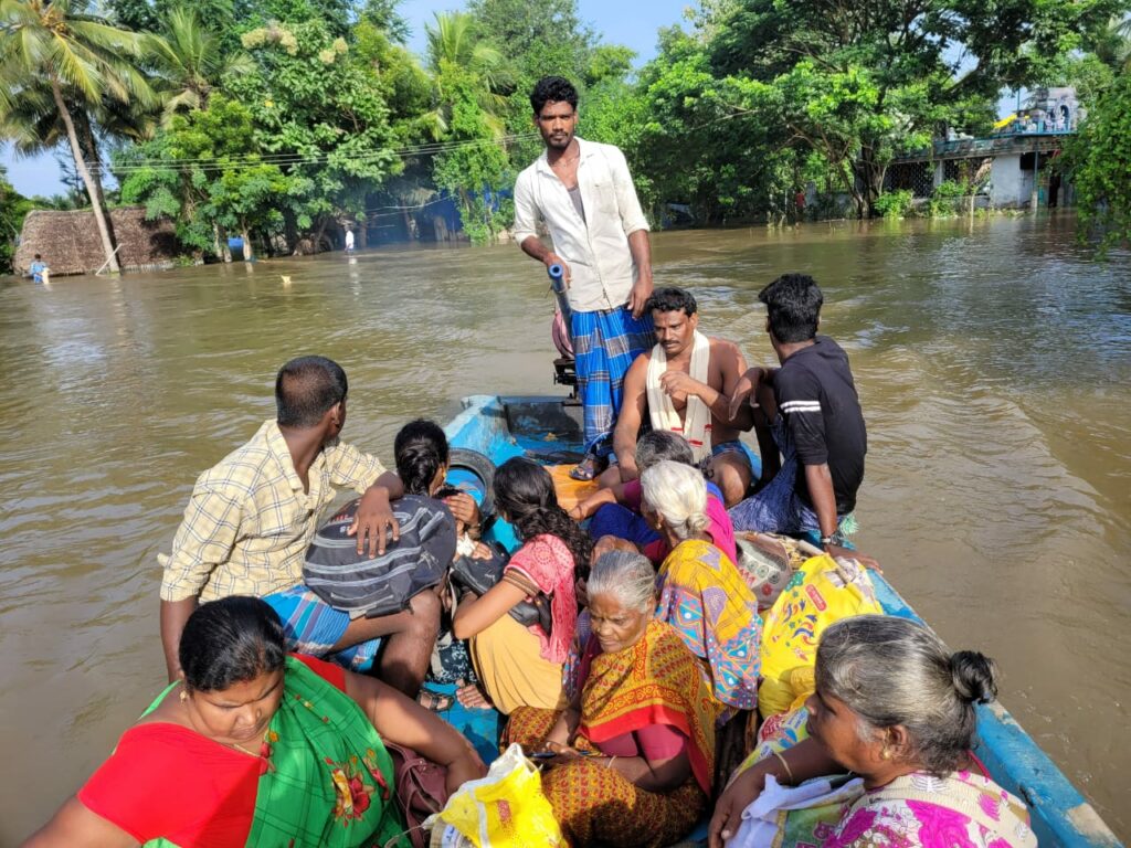 சீர்காழி அருகே கொள்ளிடம் ஆற்றில் வெள்ளம்.. - Dhinasari Tamil