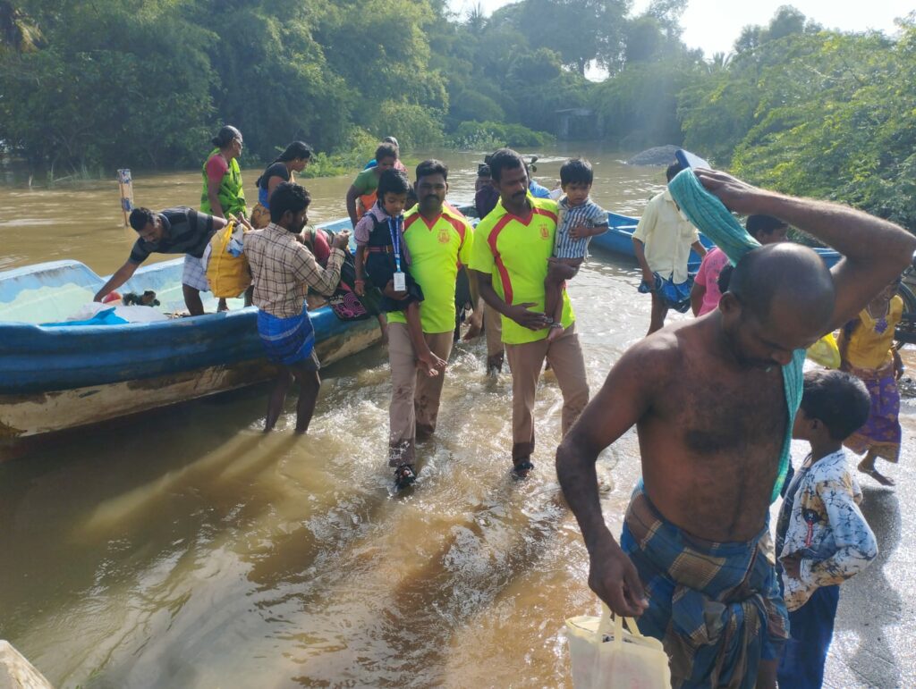 சீர்காழி அருகே கொள்ளிடம் ஆற்றில் வெள்ளம்.. - Dhinasari Tamil
