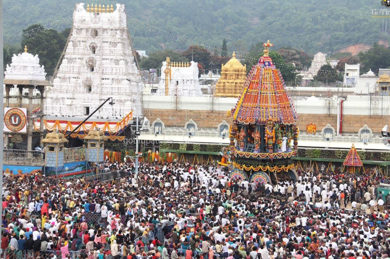 திருப்பதியில்  பிரமோற்சவத்தின் முக்கிய நிகழ்வான தேரோட்டம்..