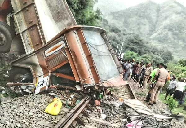 செங்கோட்டை அருகே மலையில் இருந்து சரக்கு லாரி கவிழ்ந்து தண்டவாளத்தில் விழுந்ததால் ரயில் போக்குவரத்து பாதிப்பு... - Dhinasari Tamil