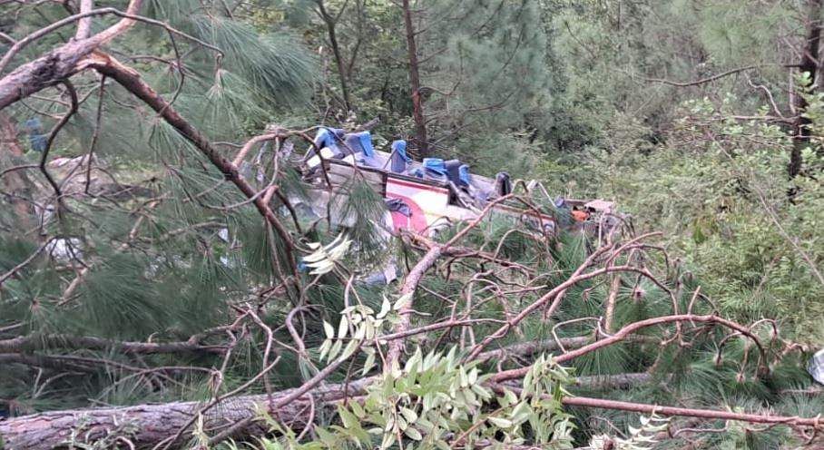 திருமணத்துக்கு சென்று  திரும்பிய பேருந்து விபத்து: 25 பேர் பலி..