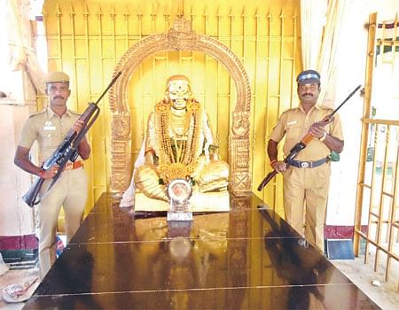 தேவர் தங்கக் கவசத்தை ராமநாதபுரம் டி.ஆர்.ஓ. எடுத்துச் சென்று அணிவிக்க நீதிமன்றம் உத்தரவு