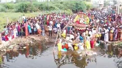 எடப்பாடி கோயில் திருவிழாவில் தெப்பம் தண்ணீரில் மூழ்கியதால் பரபரப்பு..
