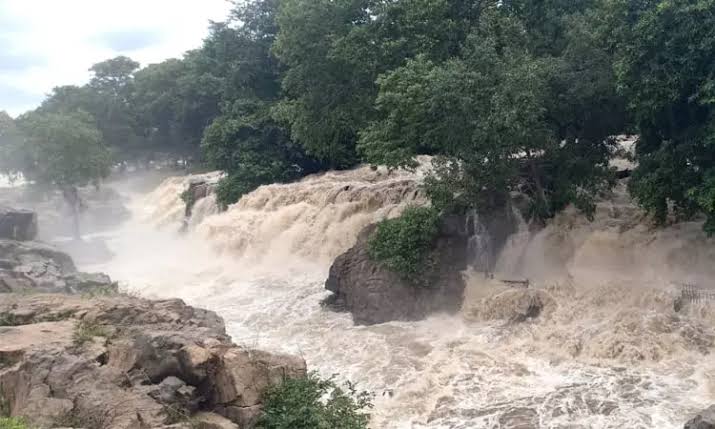 ஒகேனக்கலில் எங்கும் வெள்ளம்..