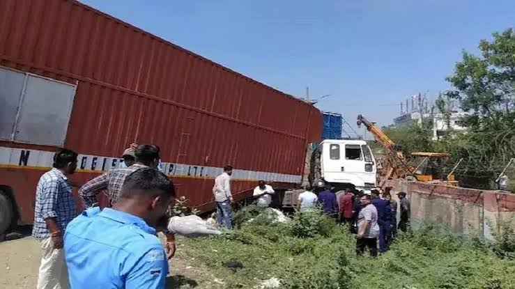 ஆட்டோ மீது லாரி மோதிய விபத்தில் 10 பேர் பலி..