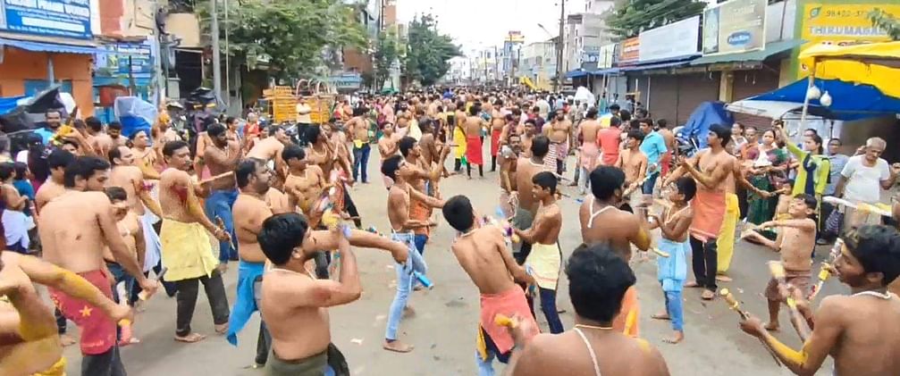 கோவை செளடேஸ்வரி அம்மன் கோவிலில் கத்தி போடும் விழா