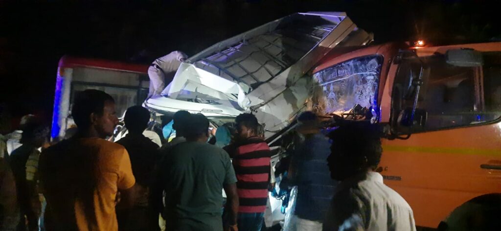 கர்நாடகாவில் வேன்,பால் லாரி, பேருந்து அடுத்தடுத்து மோதிய விபத்து 9 பேர் பலி..