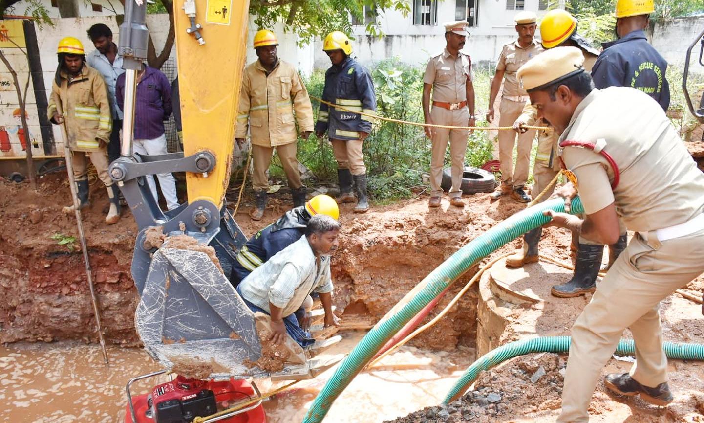 மதுரையில் மண்ணில் புதைந்து உயிரிழந்த தொழிலாளியின் உடலை தேடும்பணி..