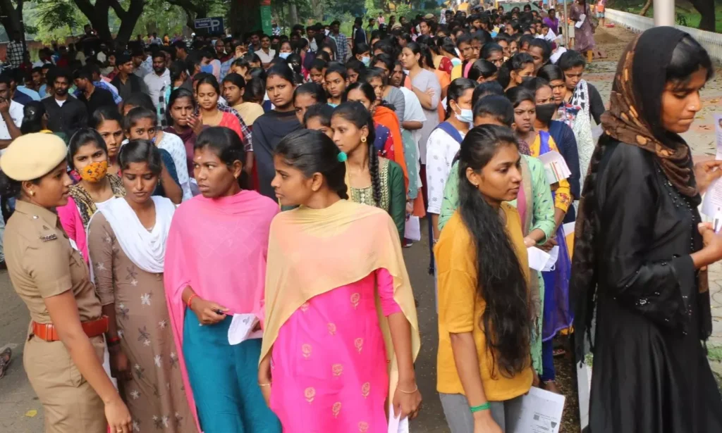 போலீஸ் வேலைக்கான எழுத்து தேர்வுக்கு 3½ லட்சம் பேர் எழுதுகின்றனர்.. - Dhinasari Tamil