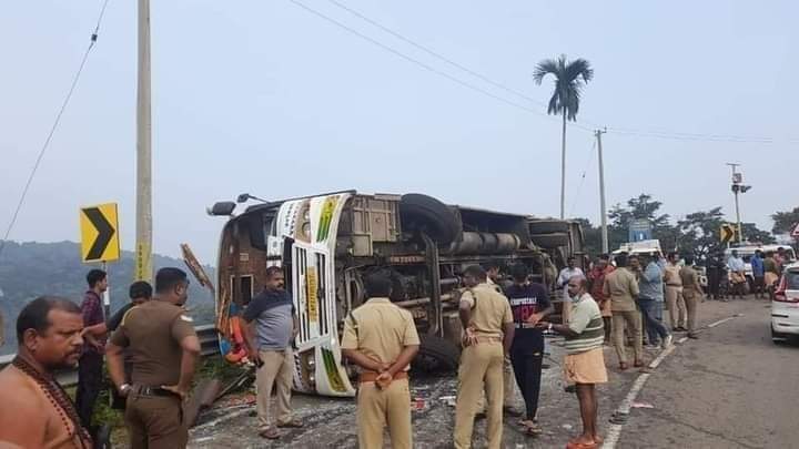 சபரிமலை பக்தர்கள் சென்ற வாகனம் கவிழ்ந்து விபத்து..