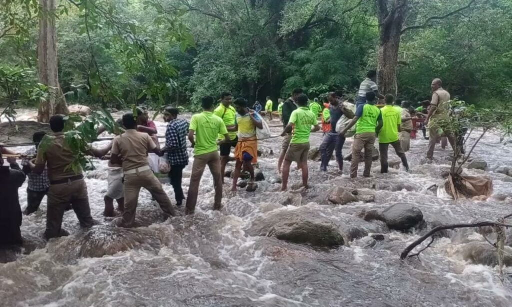 ராஜபாளையம் அய்யனார் கோவில் ஆற்றில் வெள்ளம்.. சிக்கியவர்கள் மீட்பு .. - Dhinasari Tamil