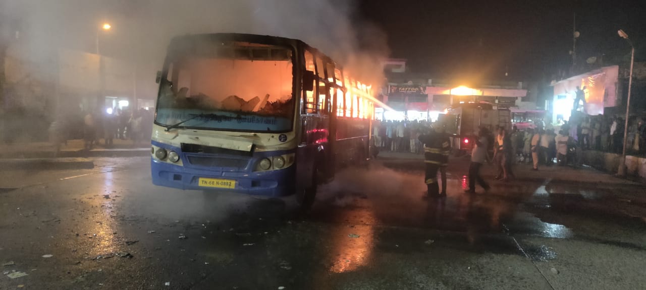 சிதம்பரம் பஸ் நிலையத்தில் தீடீரென வெடித்து  தீப்பற்றி எரிந்தது பேருந்து