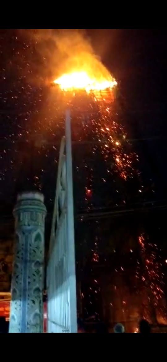 சிவகாசி பத்திரகாளி அம்மன் கோவில் ராஜகோபுரத்தில்  பயங்கர தீ விபத்து..