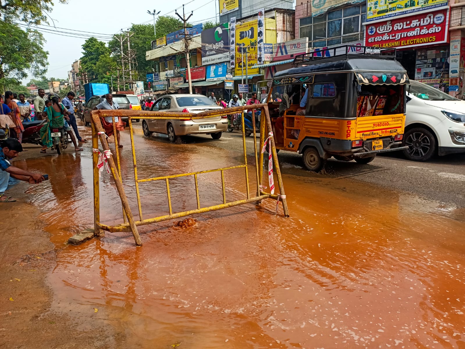 ராஜபாளையத்தில் சாலையில் வீணாக செல்லும் குடிநீர்! வீட்டுக்கு வருமா ஏங்கும் மக்கள்..