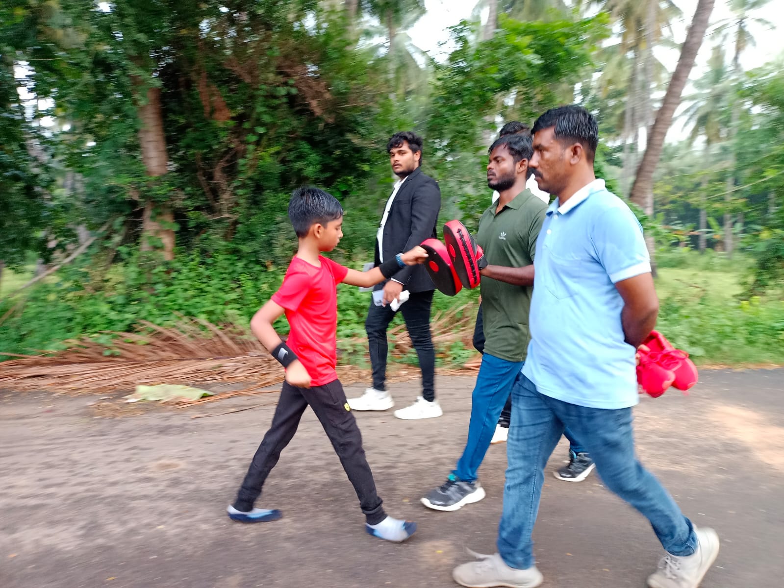 பின்னோக்கி நடந்து பாக்சிங்-நோபல் வேர்ல்ட் ரெக்கார்ட்  சிறுவன் சாதனை..