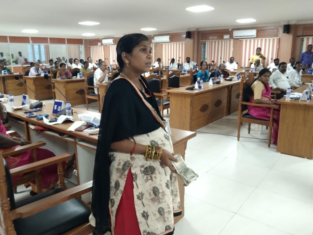 சிவகாசி மாநகராட்சி கூட்டத்தில் பரபரப்பு ரூ 1. 10 லடசம் லஞ்சப் பணத்தை யாரிடம் கொடுக்க என்று பணத்துடன் வந்து மேயரிடம் கேள்வி கேட்டதால்.. - Dhinasari Tamil
