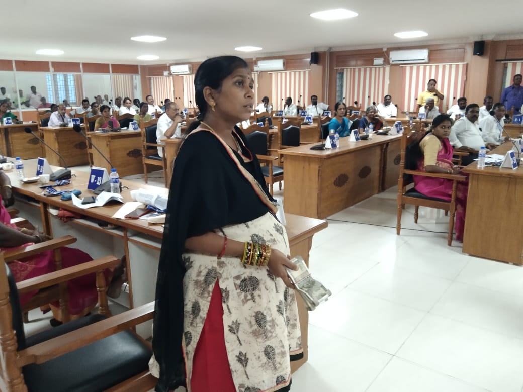 சிவகாசி மாநகராட்சி  கூட்டத்தில் பரபரப்பு ரூ 1. 10 லடசம் லஞ்சப் பணத்தை யாரிடம் கொடுக்க என்று பணத்துடன் வந்து மேயரிடம் கேள்வி கேட்டதால்..