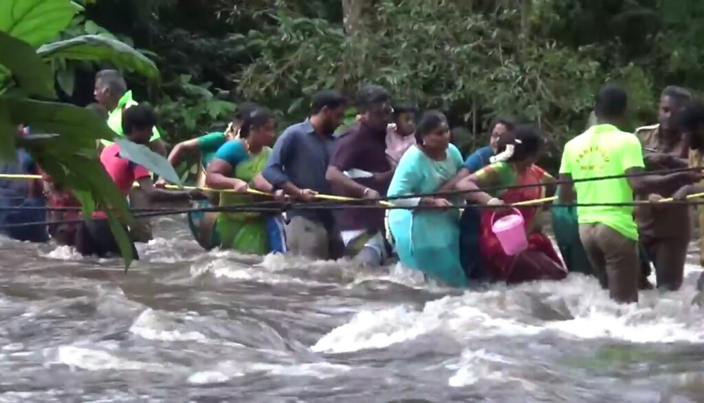 ராஜபாளையம் அய்யனார் கோவில் ஆற்றில் வெள்ளம்.. சிக்கியவர்கள் மீட்பு .. - Dhinasari Tamil