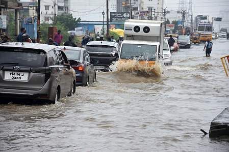 சென்னையில் மழை வெள்ளம்-முன்னாள் இன்னாள் அமைச்சர்கள் பார்வையில்..