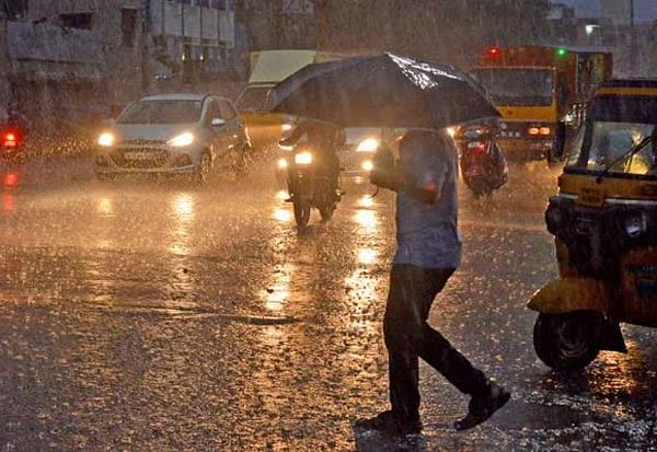 சென்னை  சுற்றுவட்டார பகுதியில் காற்றுடன் கனமழை மாணவர்களுக்கு நாளை விடுமுறை..