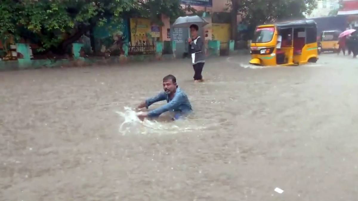 கனமழை: சென்னையில் பள்ளி, கல்லூரிகளுக்கு விடுமுறை!