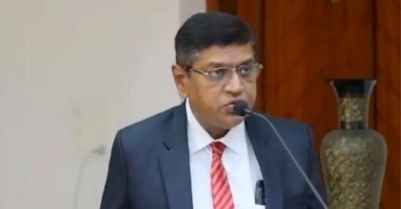 கேரள தலைமை நீதிபதியை தாக்க வந்த டிரைவர் கைது: கேரளாவில் பரபரப்பு.. - Dhinasari Tamil