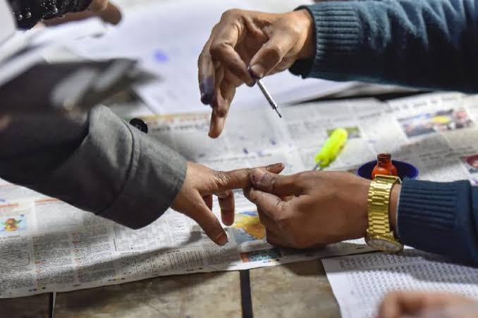 இமாச்சல் சட்டமன்ற தேர்தலில் விறுவிறுப்பான வாக்குப்பதிவு.. - Dhinasari Tamil