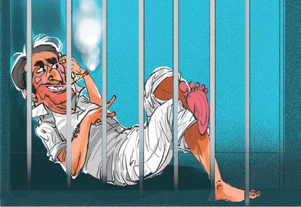 சிறையின் இரும்பு கதவை உடைத்து, தப்பிய 9 கைதிகள்..