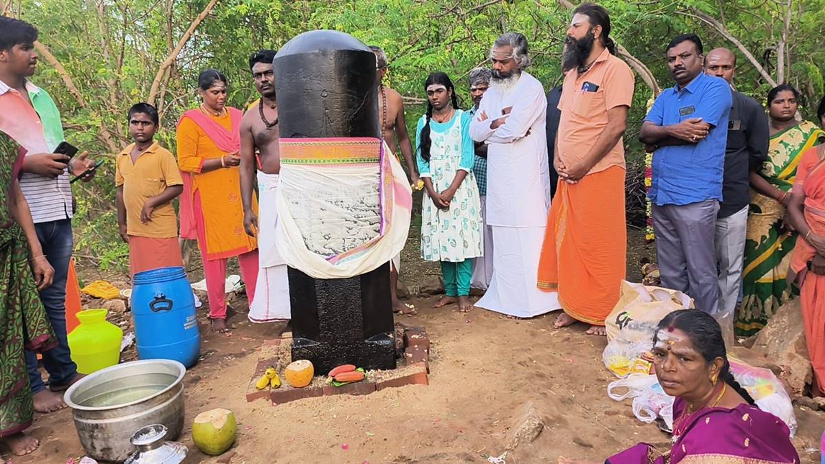 கரூர் அருகே 6 அடி உயர அரச லிங்கேஸ்வரருக்கு முதல் சனிப் பிரதோஷ விழா!