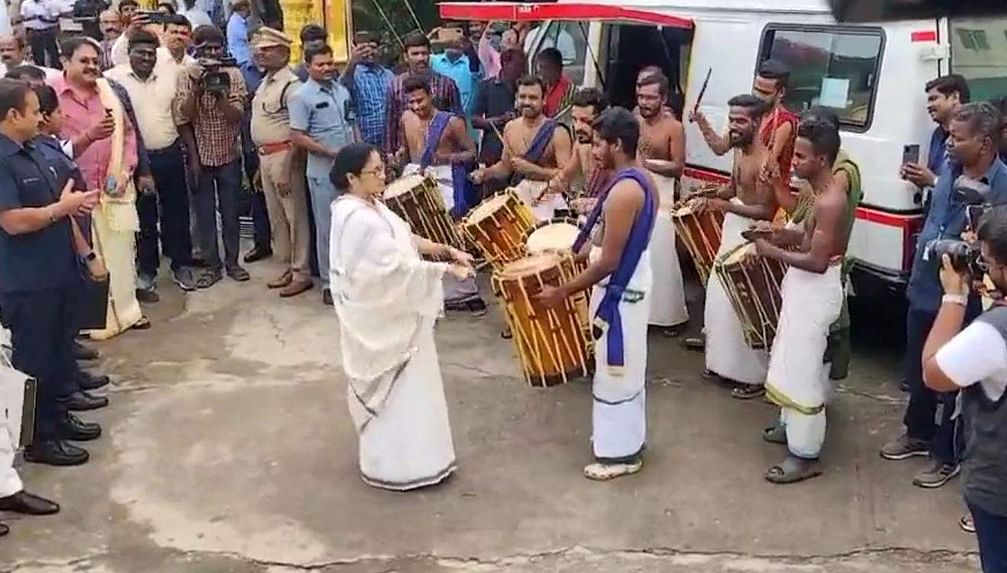 சென்னையில் செண்டை மேளம் வாசித்த மம்தா!..