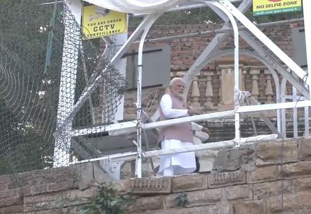 குஜராத் பால விபத்து: நேரில் ஆய்வு செய்தார் பிரதமர் மோடி!..