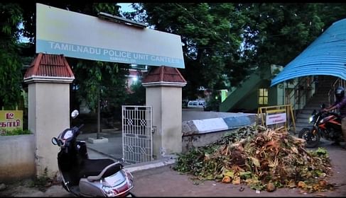 தலைக்கவசம் அணியாததால் ரூ.1000 அபராதம்- காவல் நிலையம் முன் குப்பை கொட்டிய நகராட்சி ஊழியா்.. - Dhinasari Tamil
